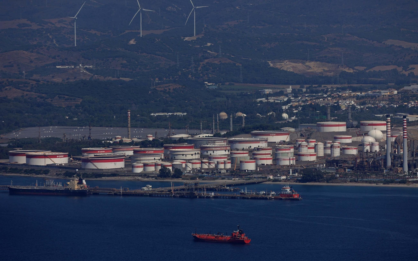 Vista general del parque energético de Moeve en San Roque, con el pantalán en primer plano