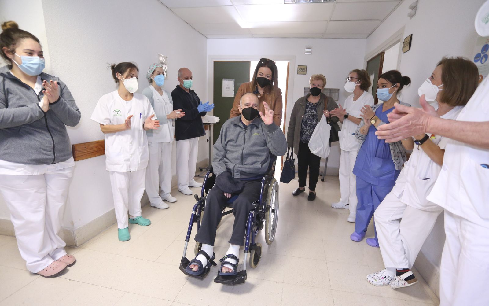 Fotos: Antonio sale del hospital en Málaga tras 343 días ingresado por el coronavirus