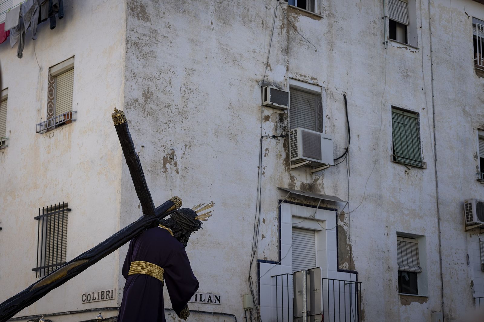 El Señor del Gran Poder por el barrio de Los Pajaritos, en imágenes.