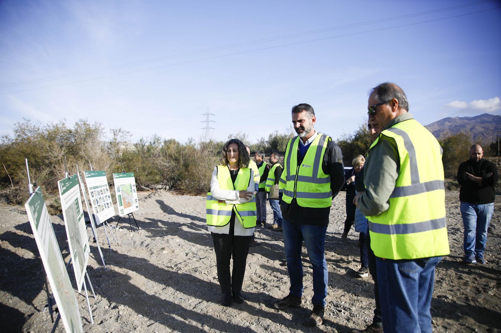 Las imágenes de la visita las obras de restauración hidrogeomorfológica y de naturalización del cauce del río Andarax, en Rioja