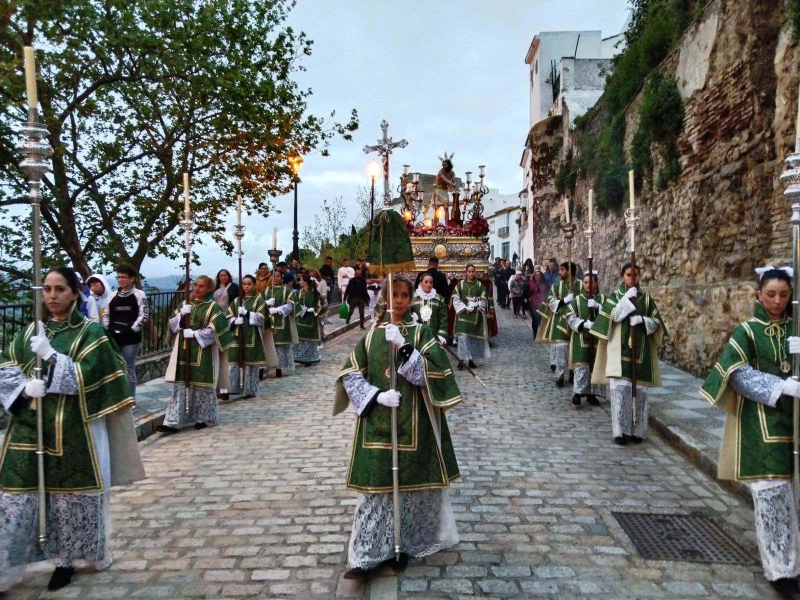 El cortejo de Jesús atado a la columna por una de las calles de la localidad.
