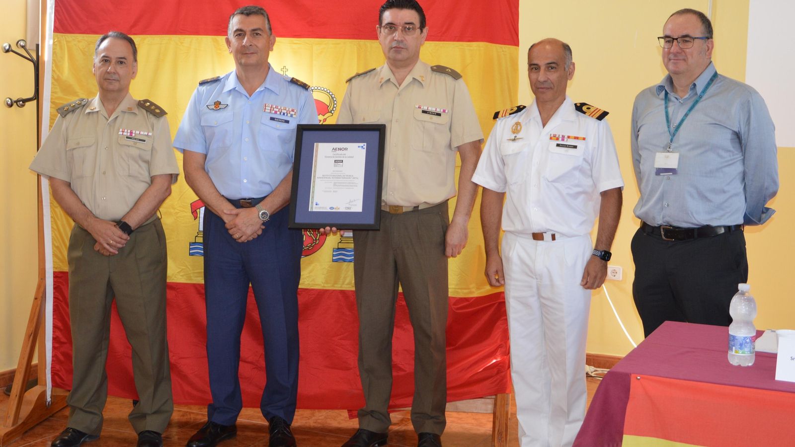 Responsables del INTA y del CET gaditano posan con el certificado entregado ayer.