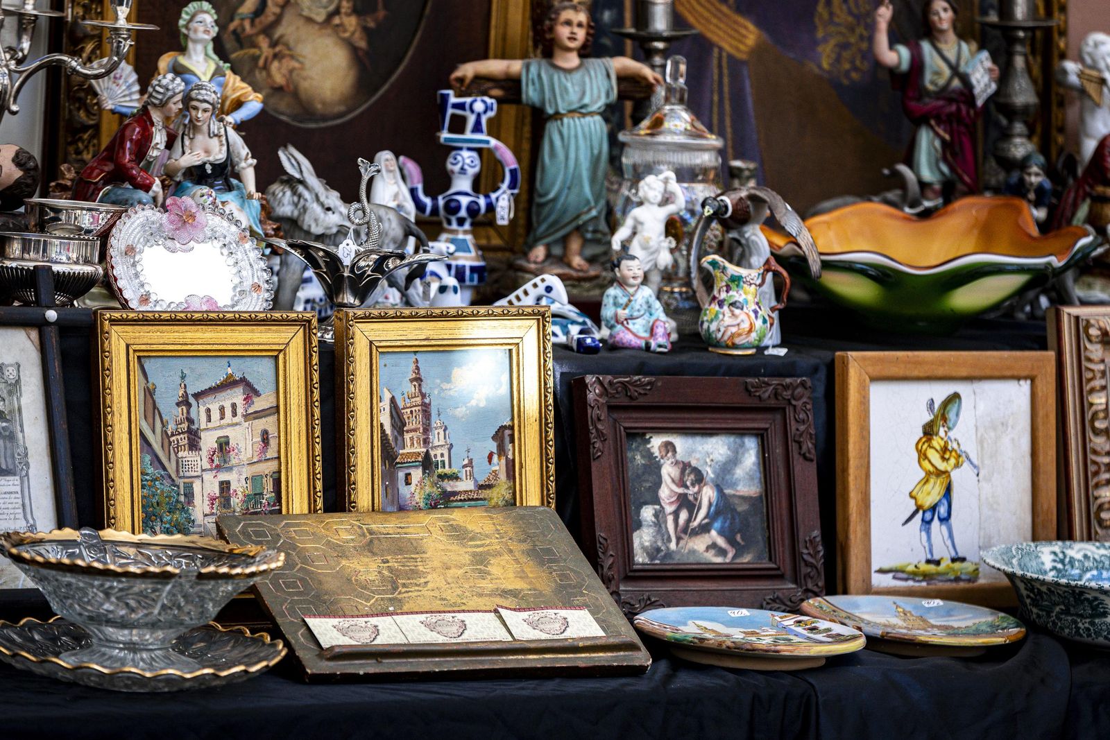 Imágenes del curioso mercadillo de antigüedades en el convento de Santo Domingo en Cádiz