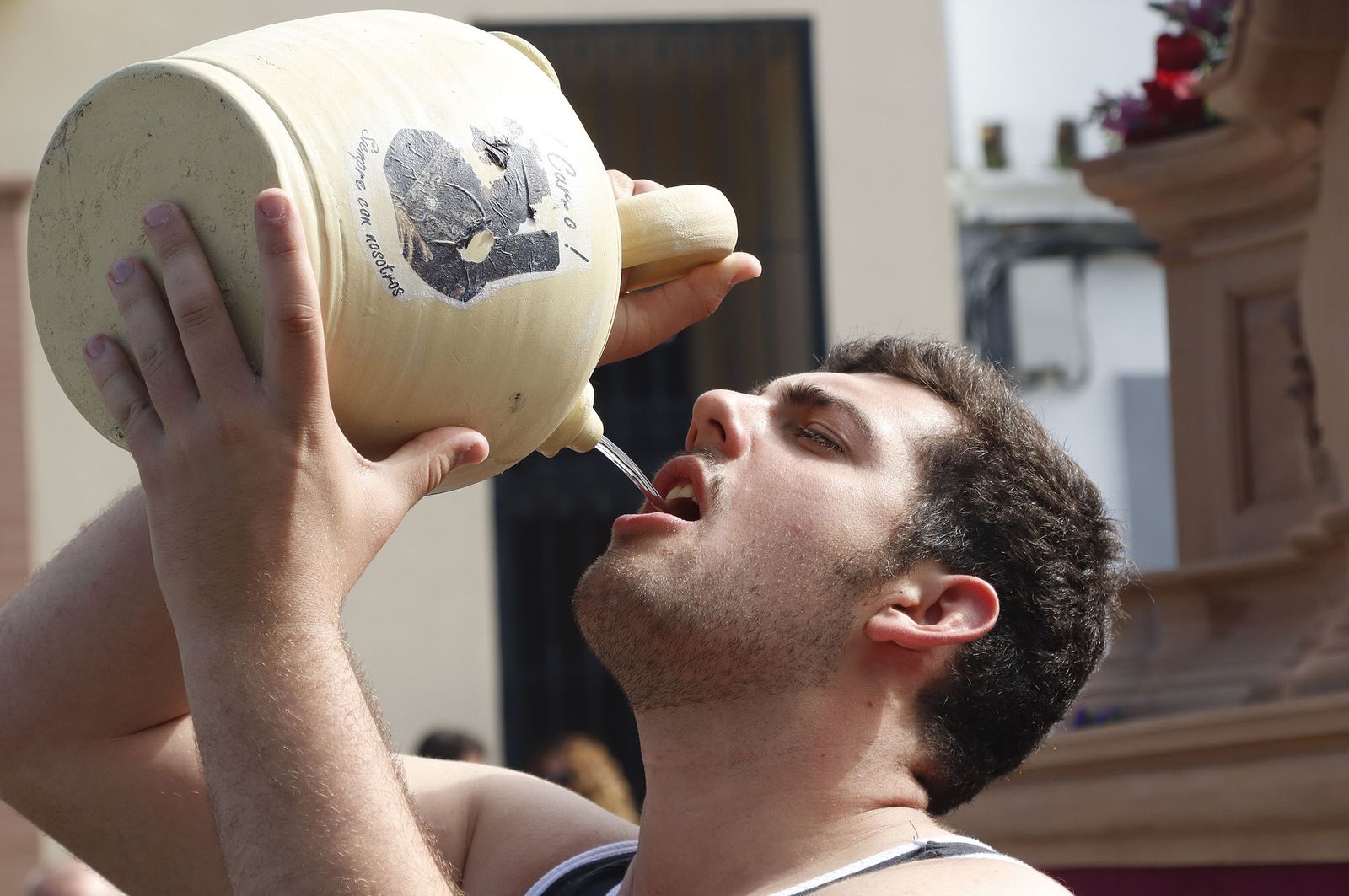 Imágenes del recorrido de la Hermandad de la Redención por las calles de Huelva