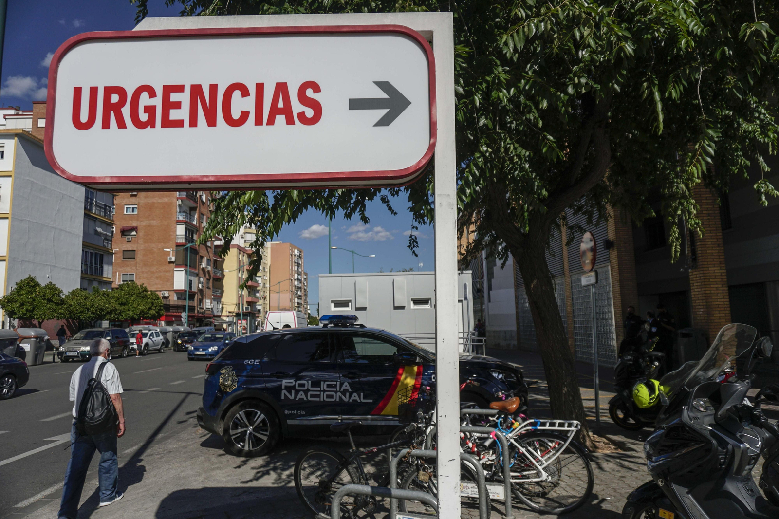 Un cartel indica el acceso a las Urgencias del Macarena.