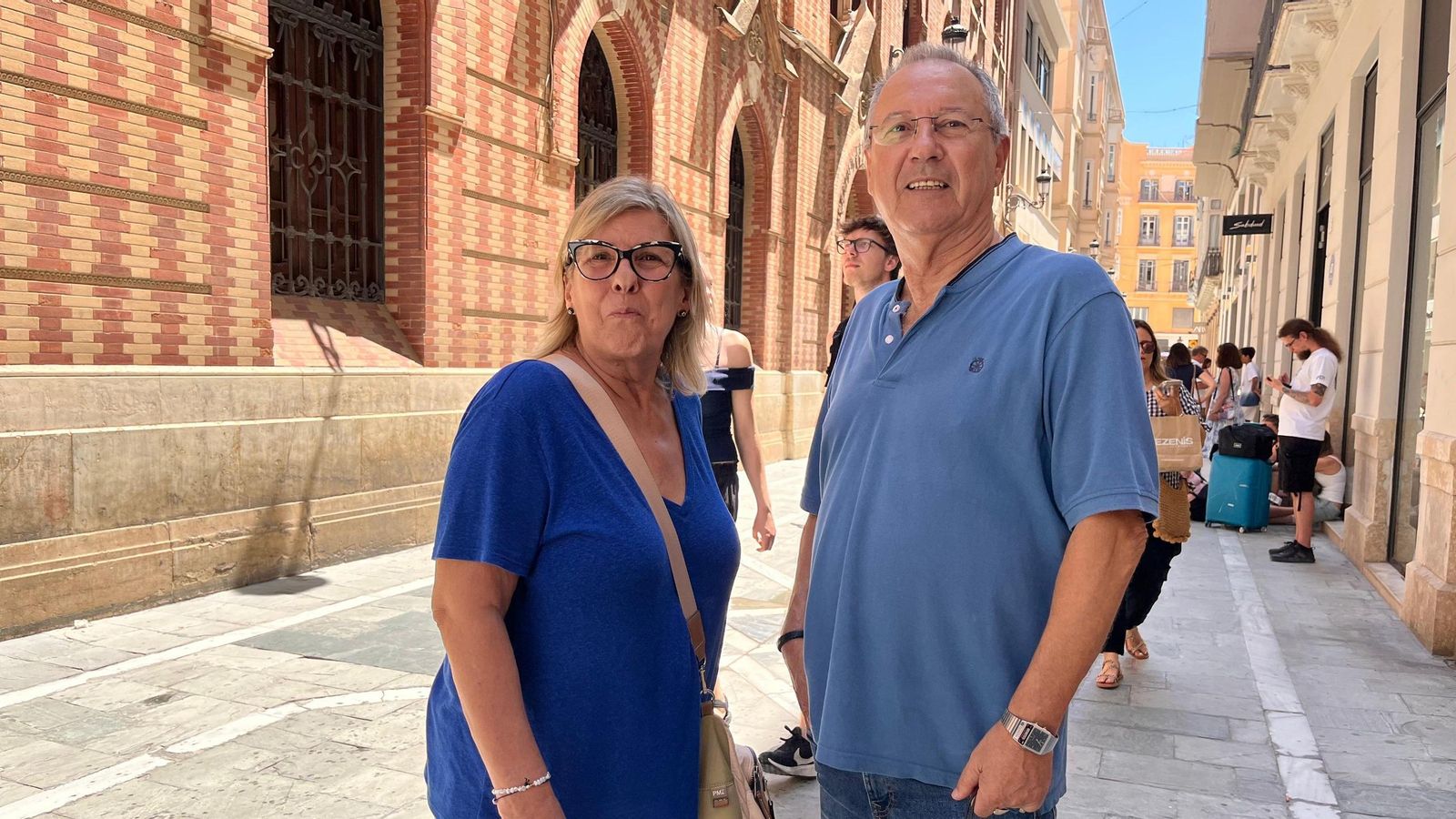 Una familia saliendo de Zara de comprar en rebajas Una familia saliendo de Zara de comprar en rebajas