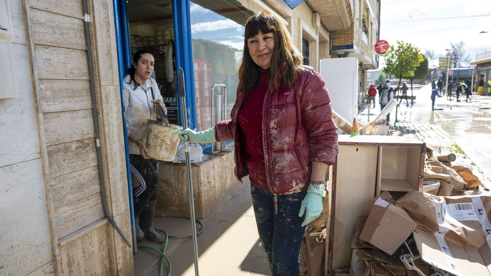 Dos mujeres limpian un local comercial en Huétor Tájar