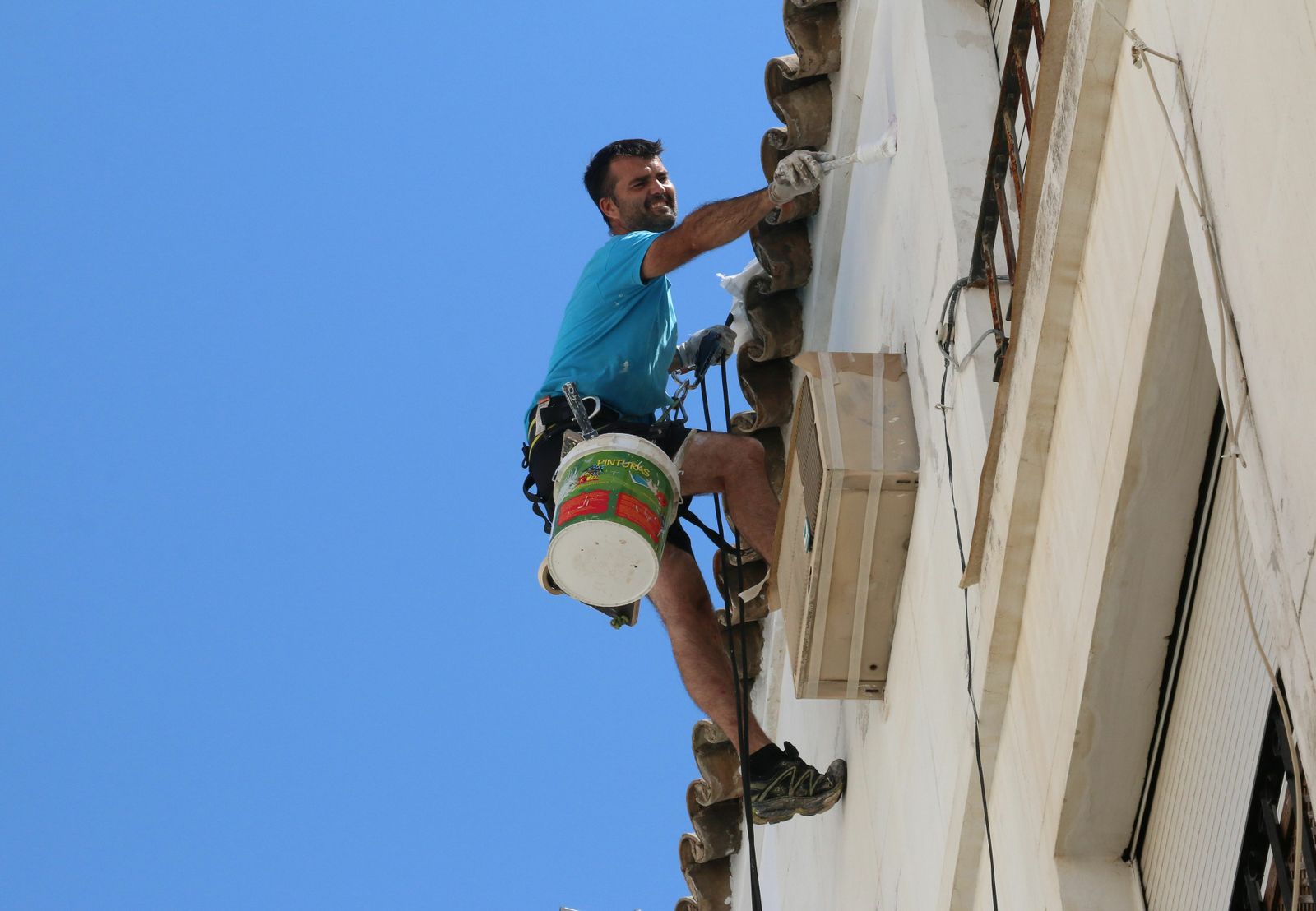 Un trabajador realiza sus labores en un día de verano.