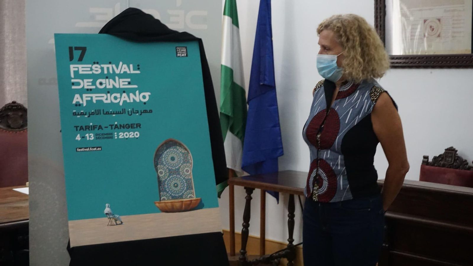 Mane Cisneros, directora del FCAT, muestra el cartel de la edición de 2020.