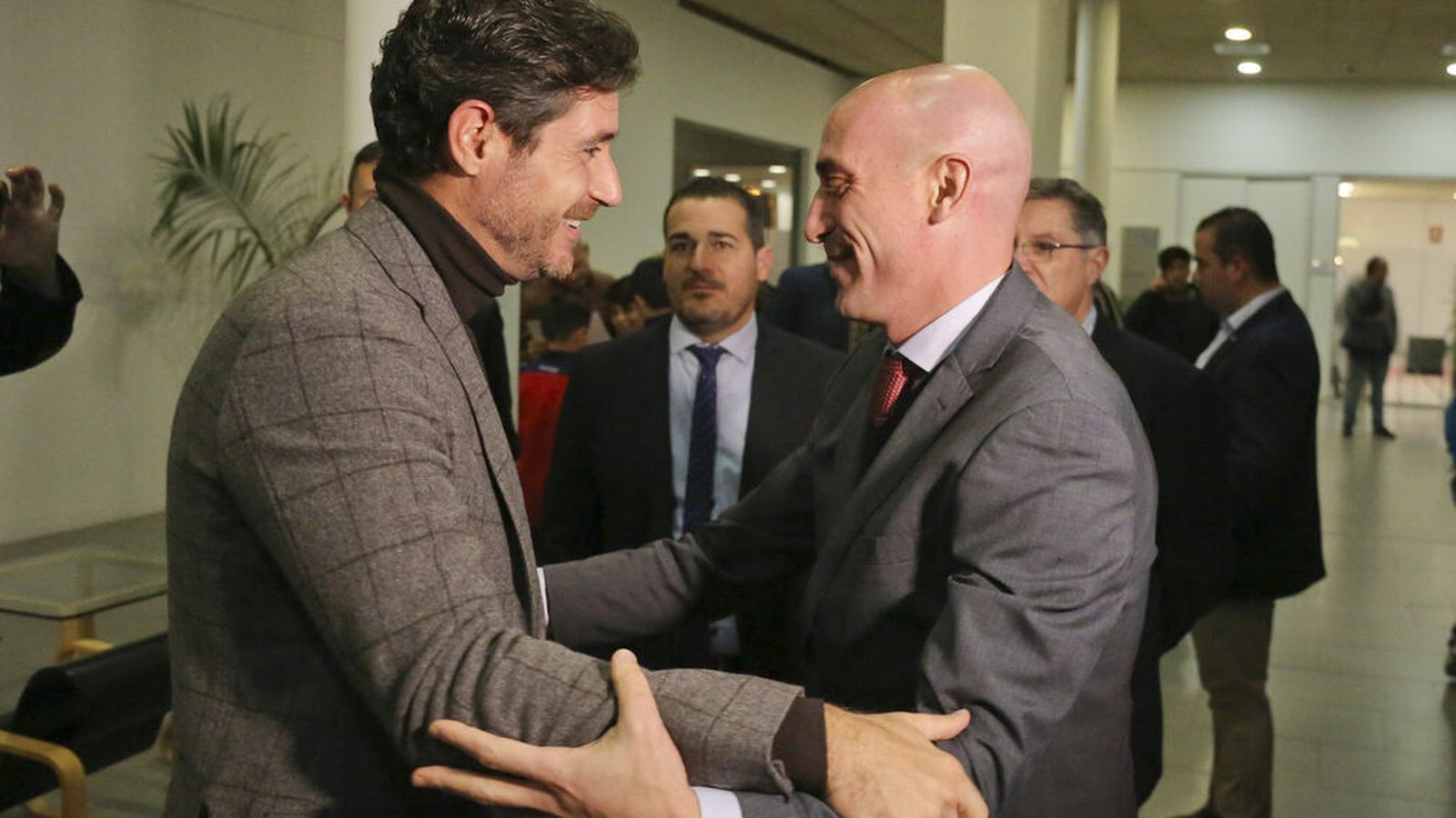 Víctor saluda a Rubiales.