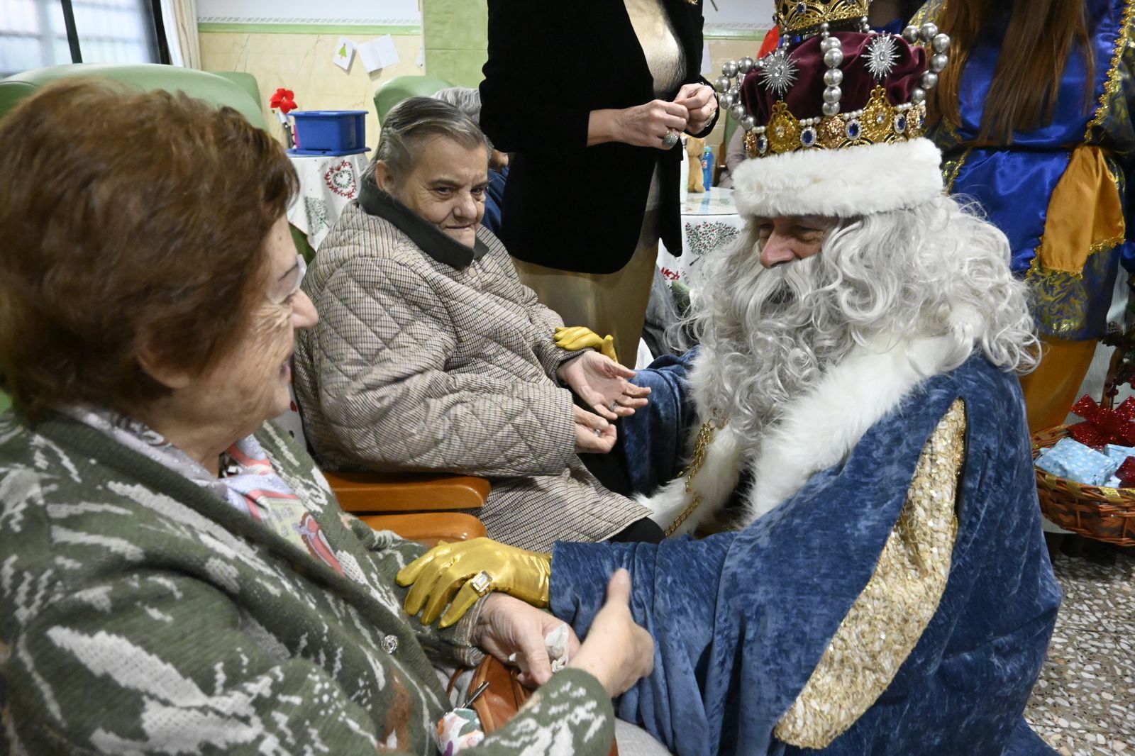 Visita de los Reyes Magos a los ancianos de los asilos de Huelva, en imágenes