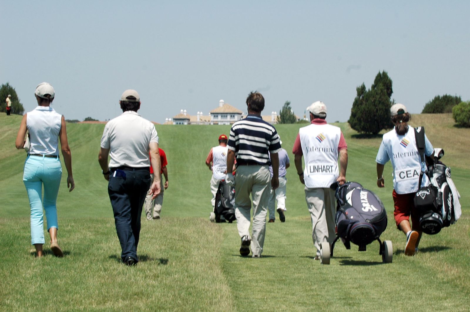 Un grupo de aficionados al golf en las instalaciones del campo Dunas de Doñana de Matalascañas.