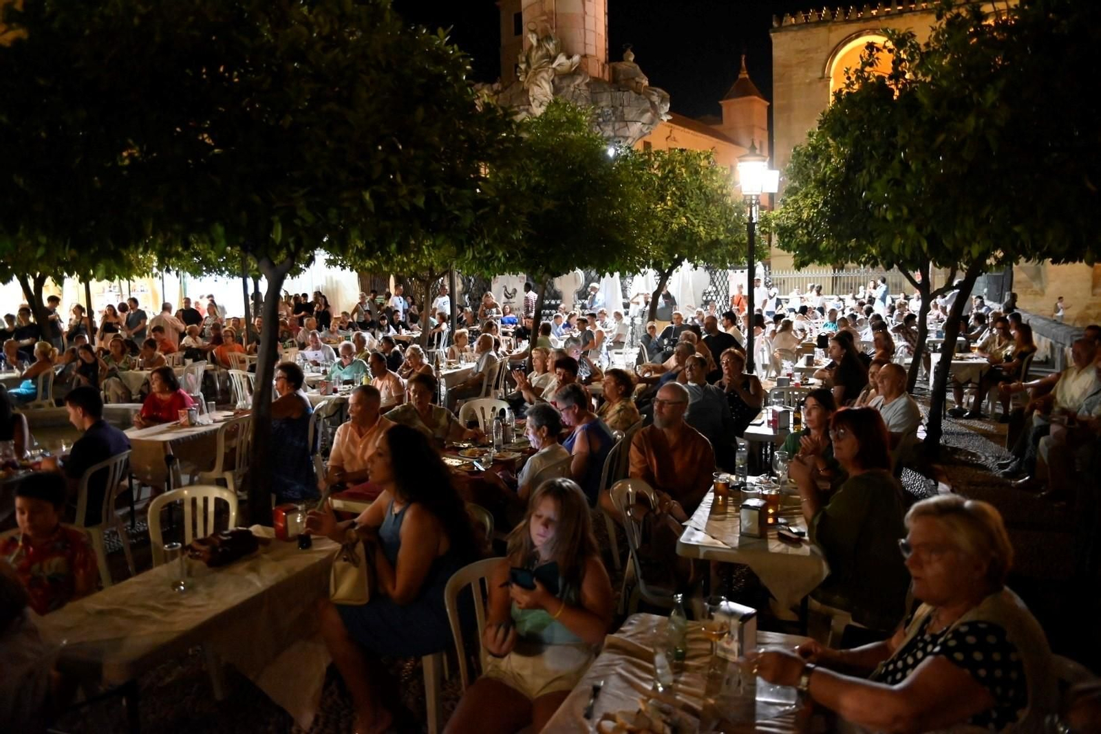 Una noche en la verbena de la Federación de Peñas Cordobesas, en imágenes