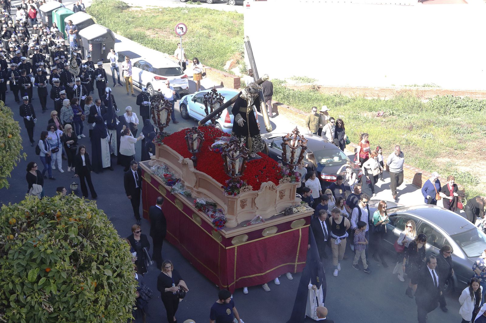 Imágenes del recorrido de la Hermandad de la Redención por las calles de Huelva