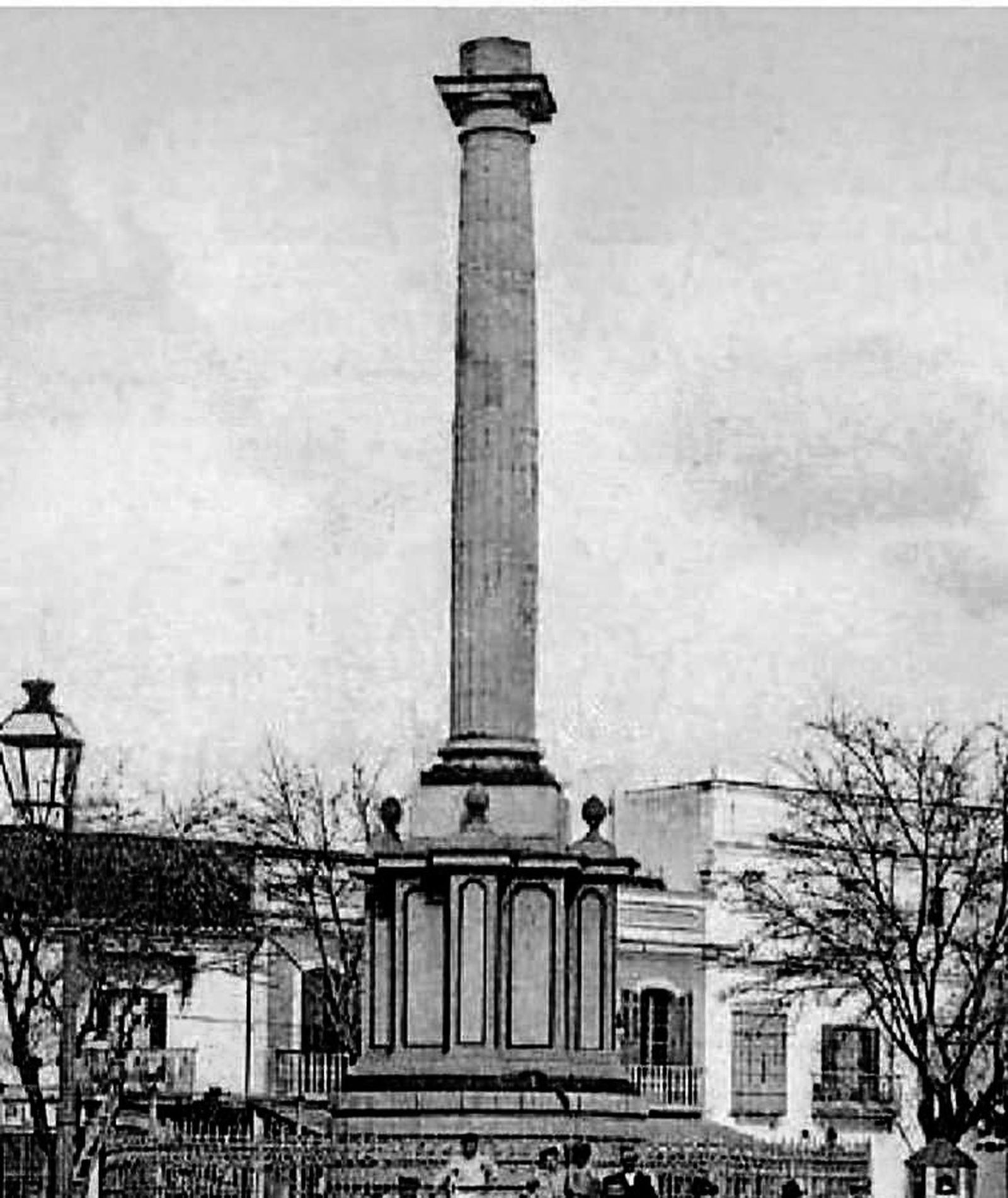 El monumento que ocupaba el centro de la plaza.