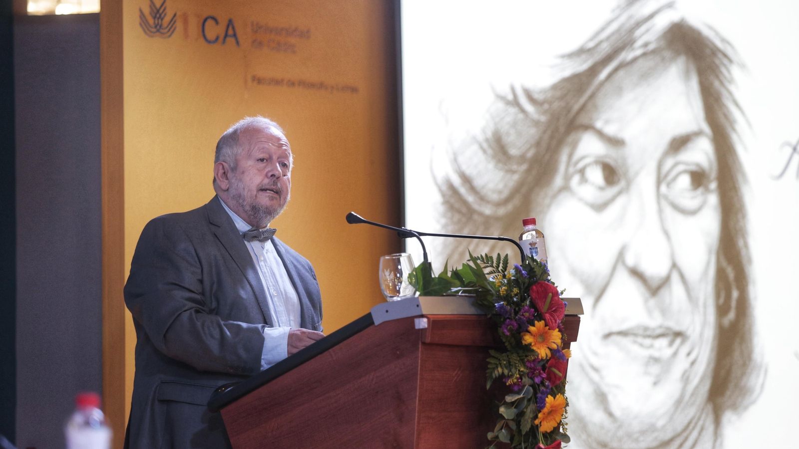 Juan José Téllez pronuncia su discurso ante una imagen de Almudena Grandes proyectada en una pantalla.