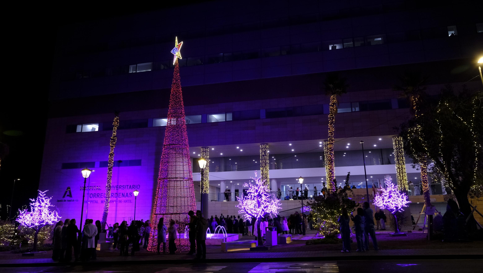 Imágenes del encendido de navidad en el Hospital Torrecárdenas, Almería