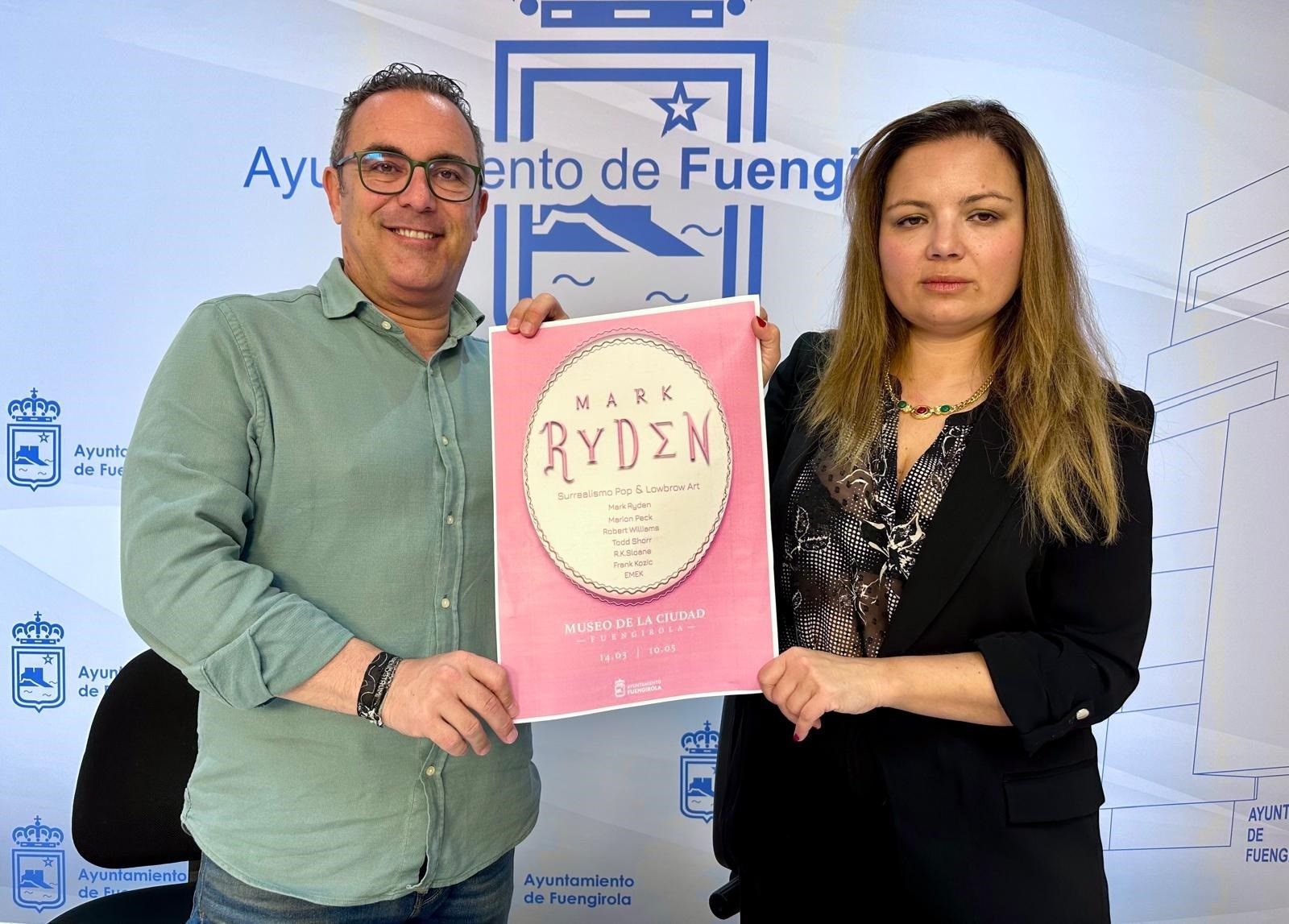El concejal de Cultura del Ayuntamiento de Fuengirola, Rodrigo Romero, y la comisaria de la muestra, Antonella Motinaro