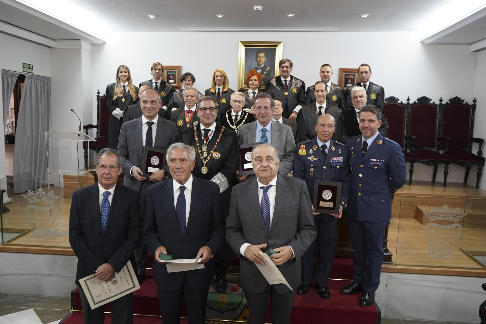 Foto de familia de los condecorados.