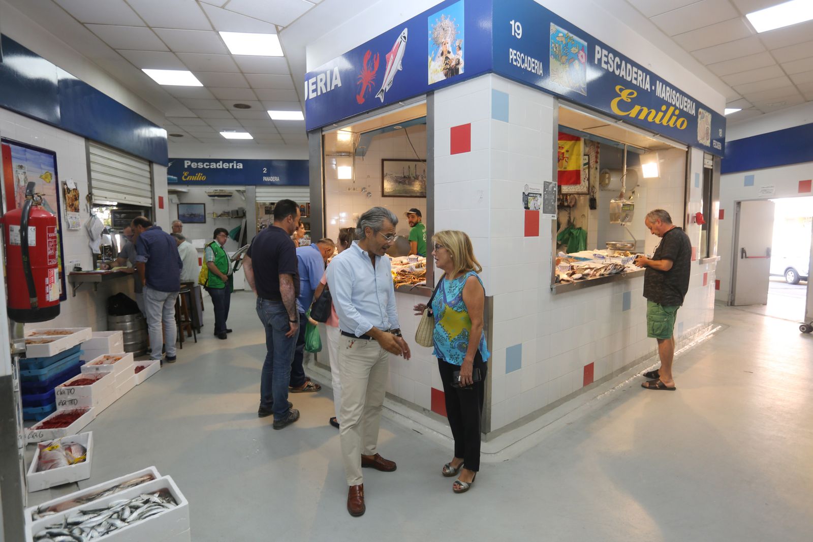 El concejal de comercio, José Eduardo Díaz, durante su visita al mercado.