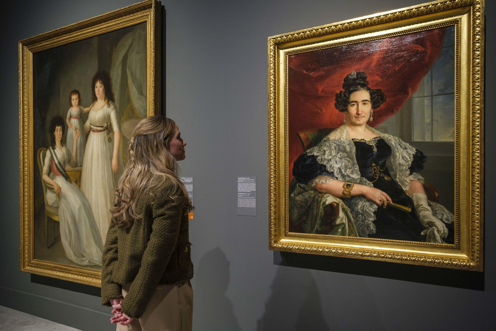 Una señora admira uno de los cuadros de la exposición de Caixaforum.