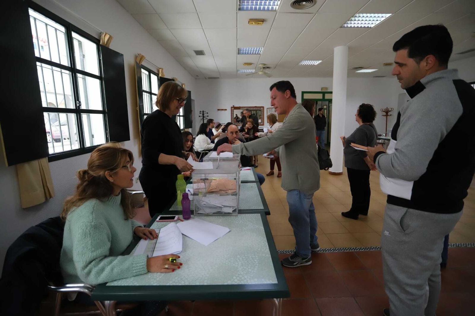 Uno de los colegios electorales de Huelva durante la mañana.