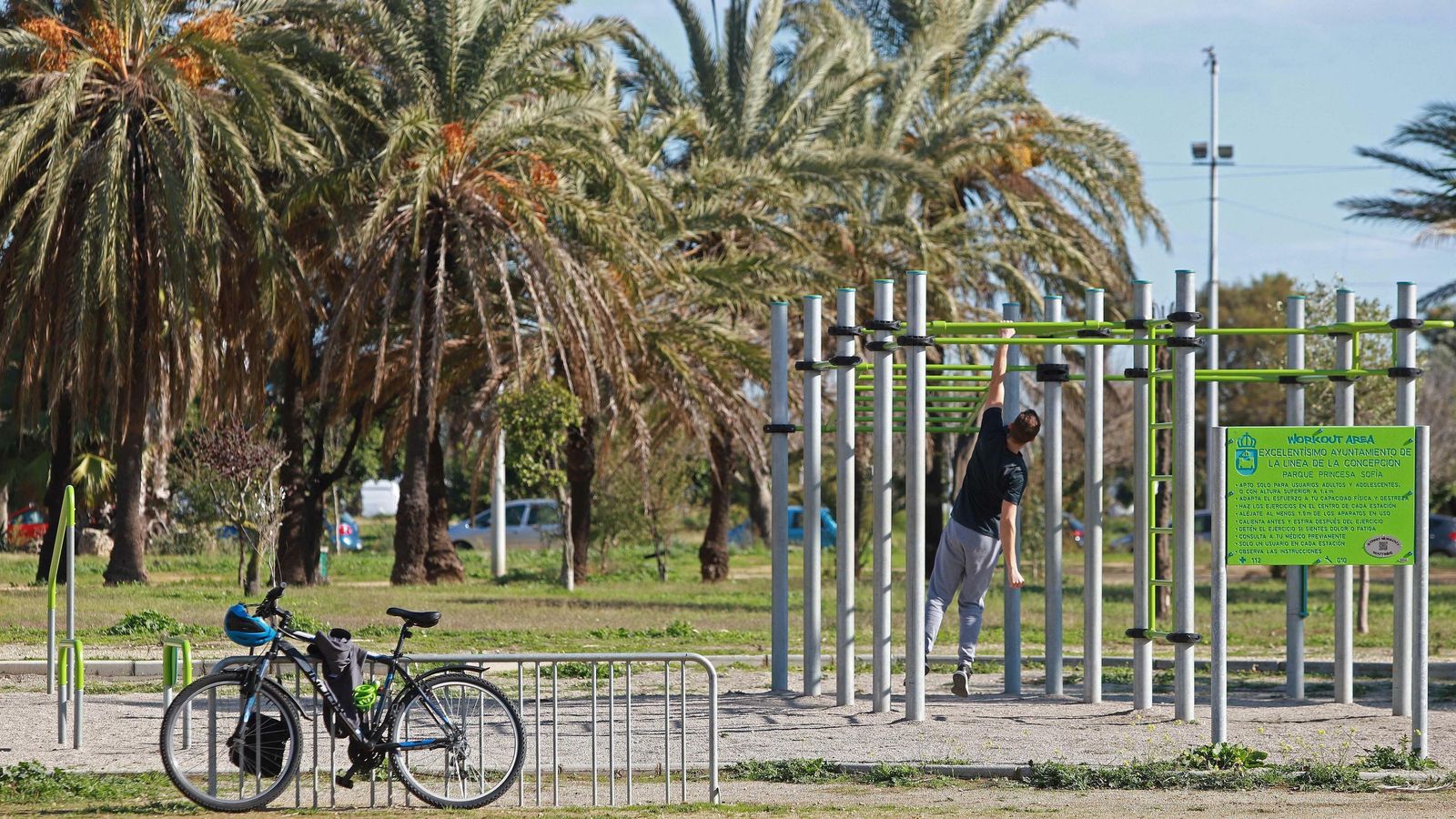 Una zona deportiva en el parque Princesa Sofía de La Línea