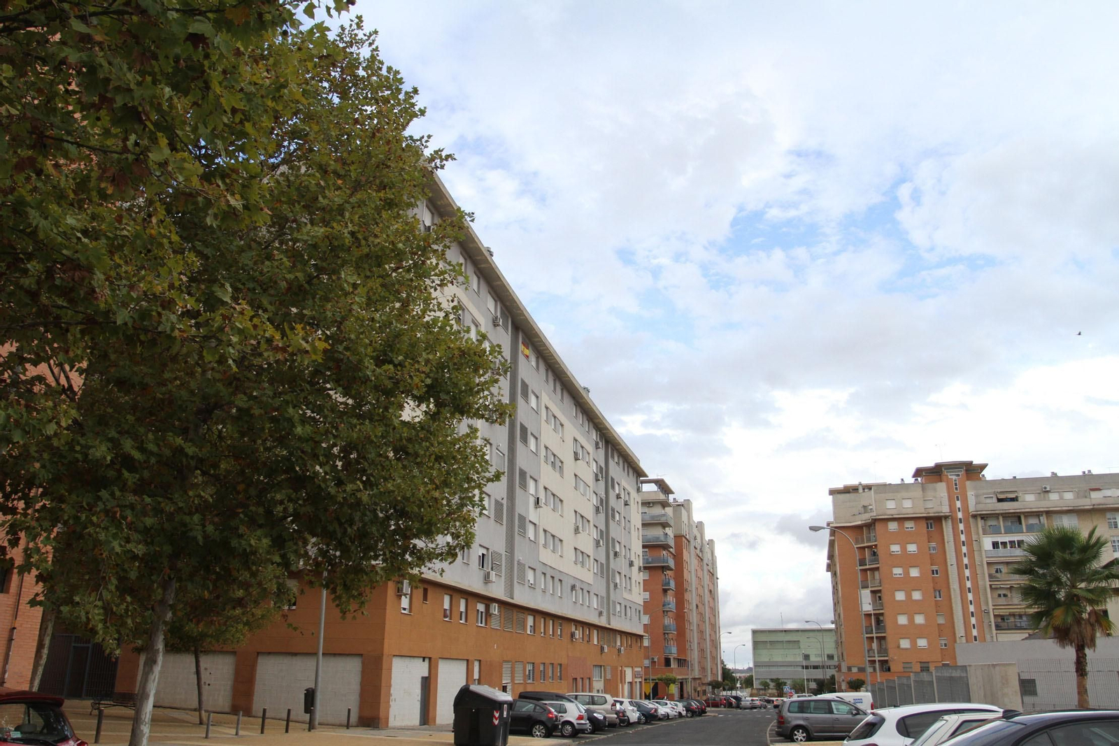 Zona de aparcamiento de la barriada.