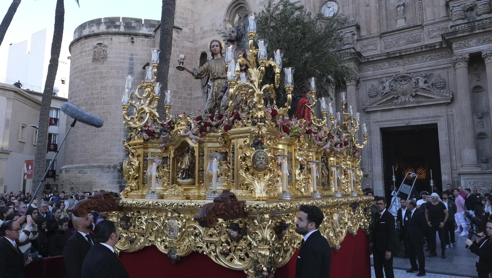 Estudiantes en la Semana Santa de Almería 2025