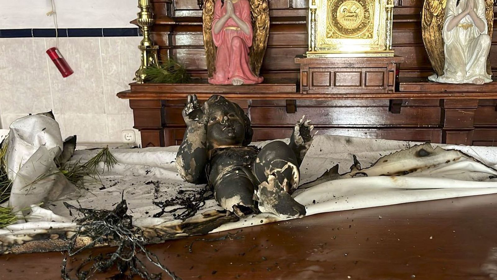 Imagen del Niño Jesús, calcinada.