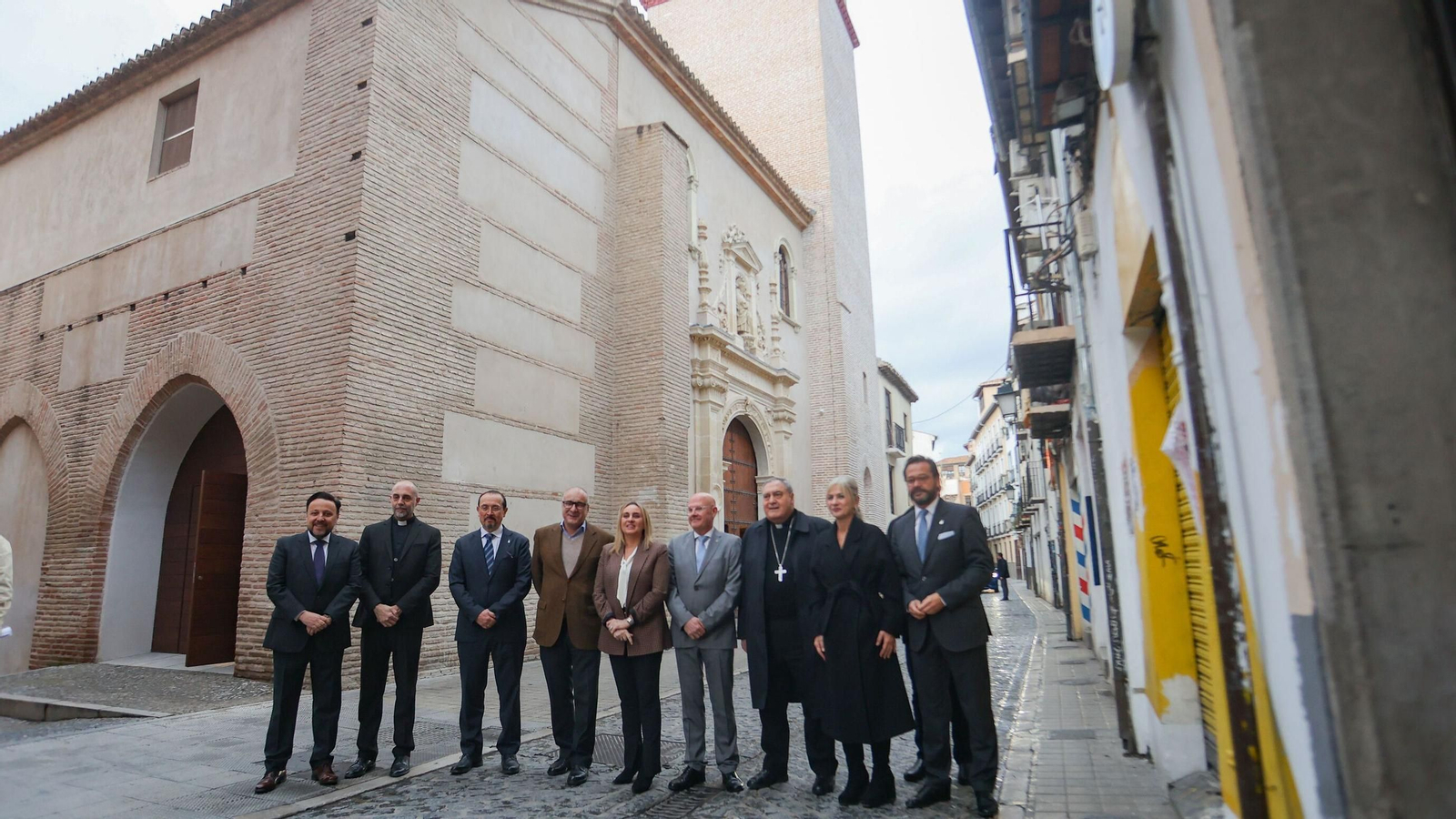 La consejera Patricia del Pozo visita la iglesia de San Andrés acompañada por la alcaldesa Marifrán Carazo y el arzobispo José María Gil Tamayo