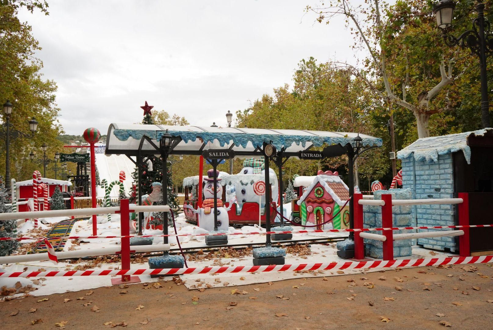 Imágenes: El 'poblado de Navidad' del Paseo del Salón, casi listo para llenarse de niños