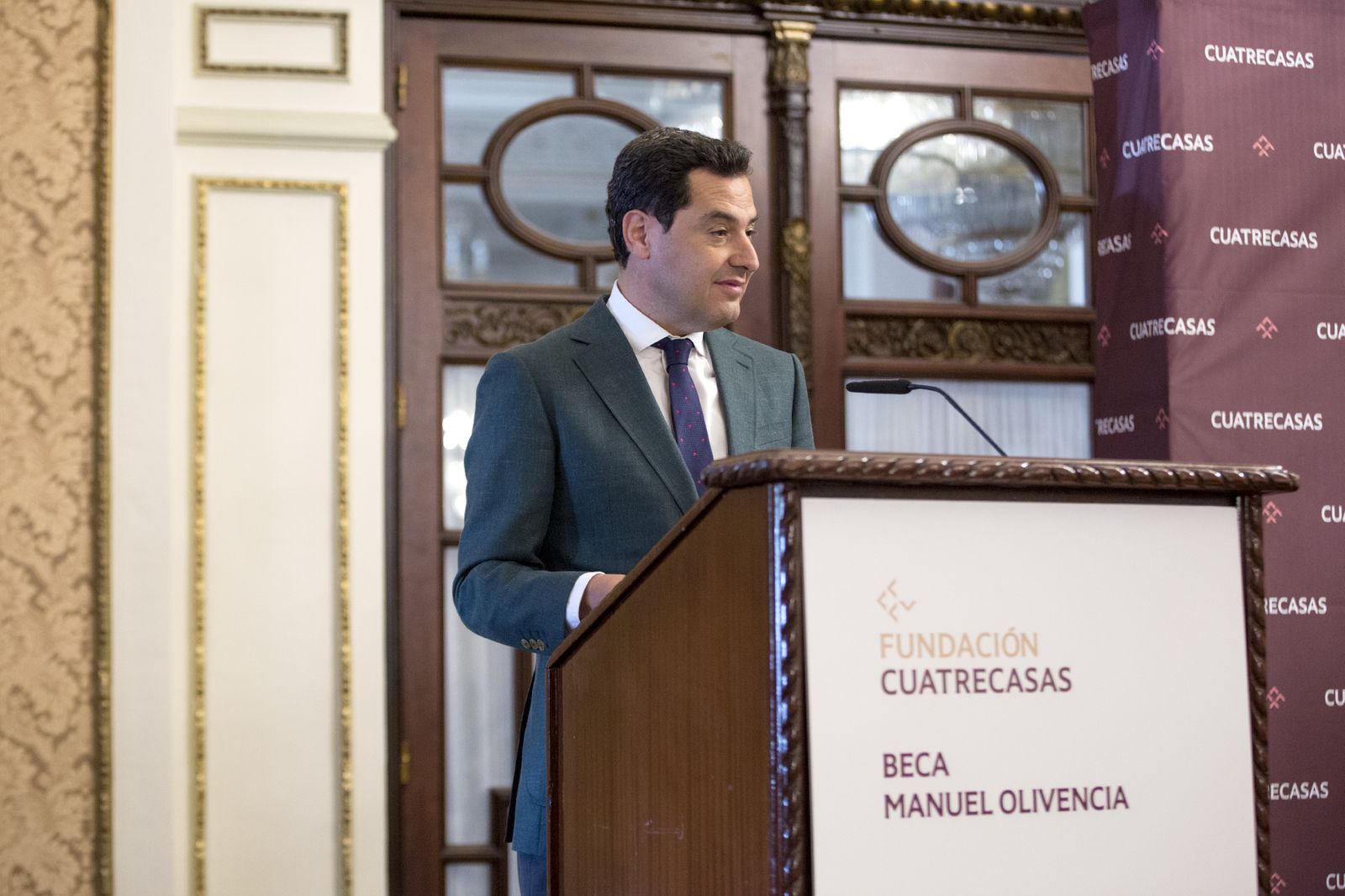 Las imágenes de la entrega de la Beca Manuel Olivencia