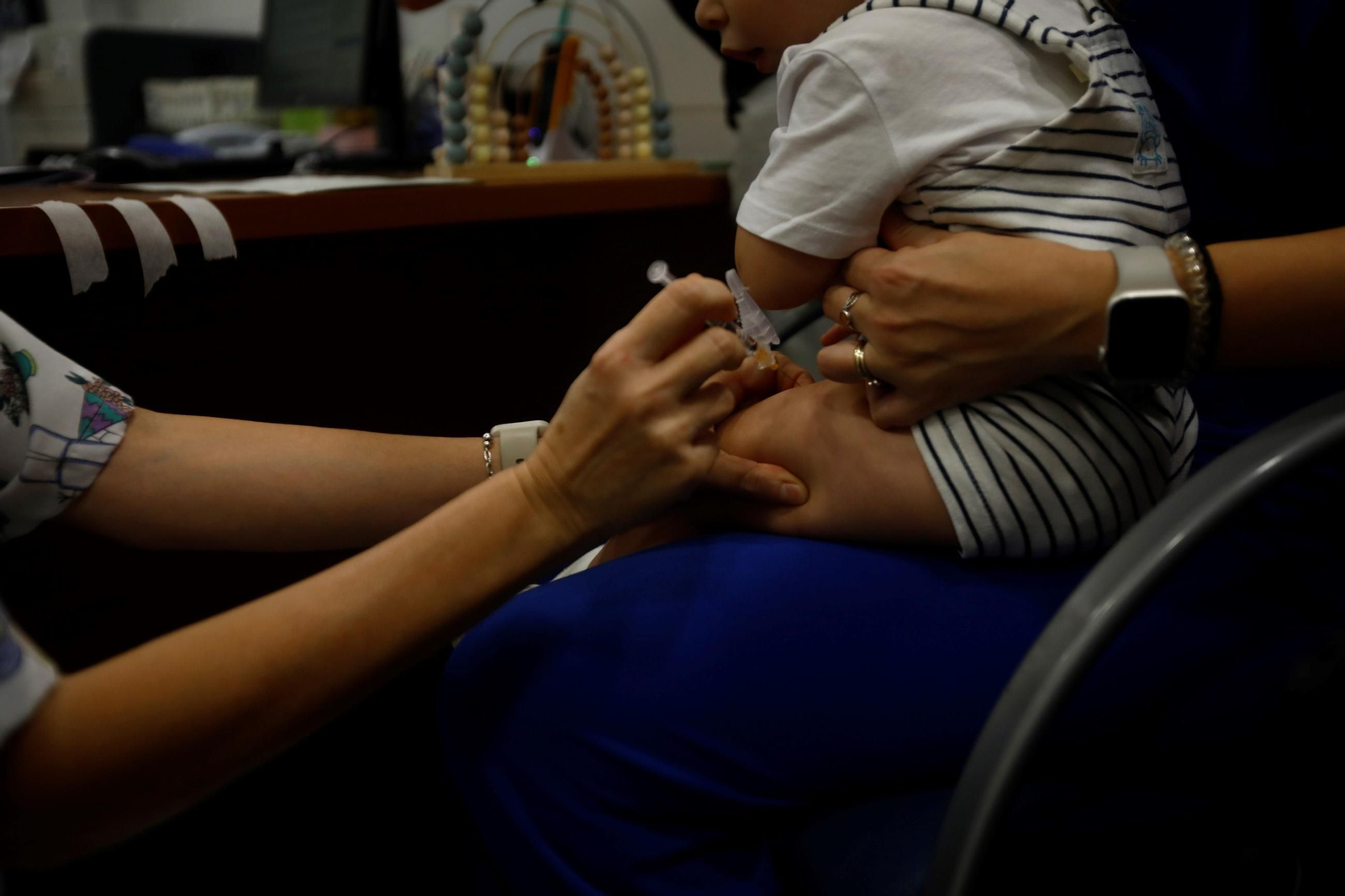 El inicio de la campaña de vacunación contra la gripe, en imágenes