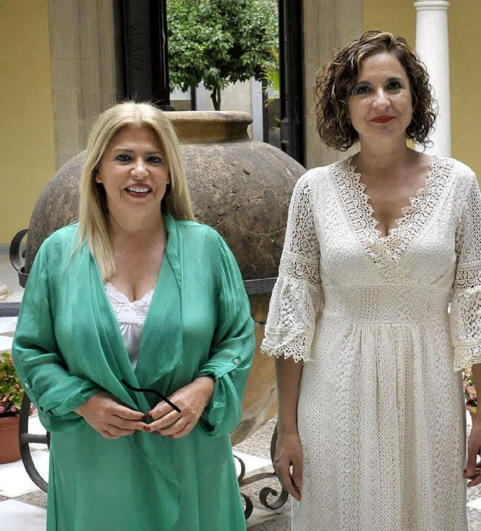 Mamen Sánchez, junto a María Jesús Montero.