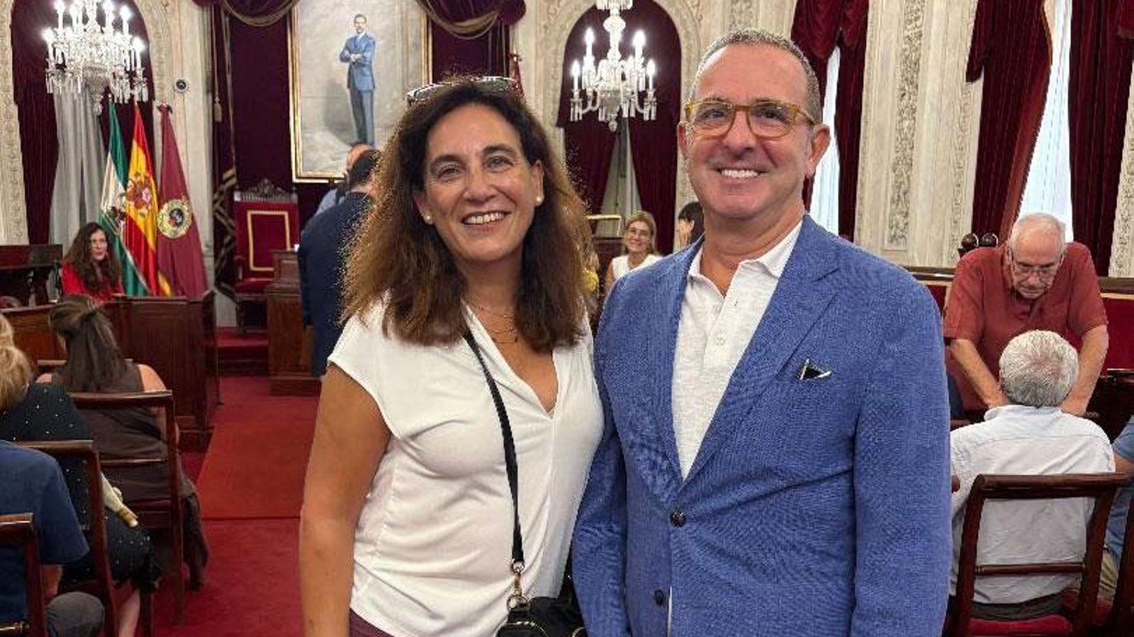 Yolanda Vallejo y Alberto Romero, tras finalizar la presentación del libro en el Ayuntamiento de Cádiz.