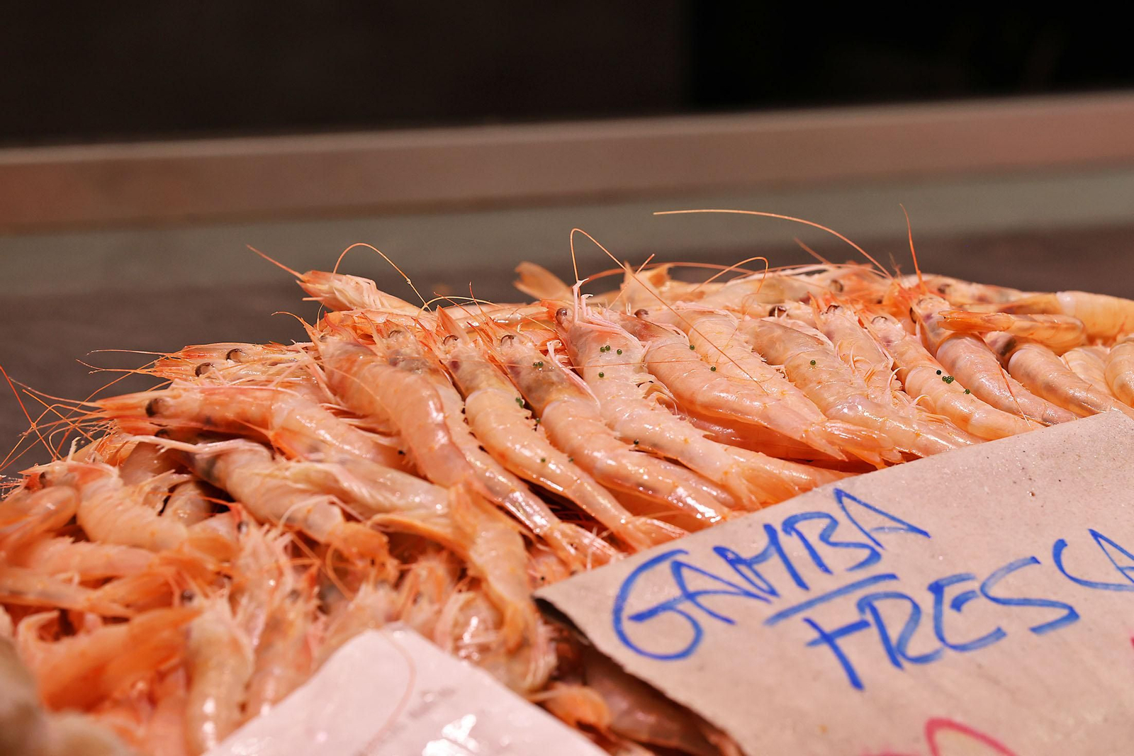 Imágenes de las compras en el entorno del Mercado del Carmen en la mañana de sábado