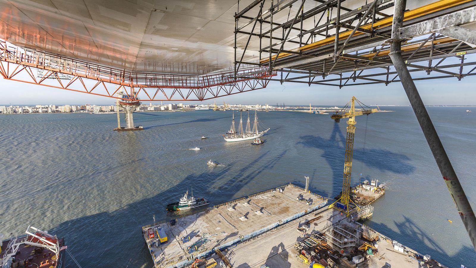 Elcano, pasando bajo en puente en obras.