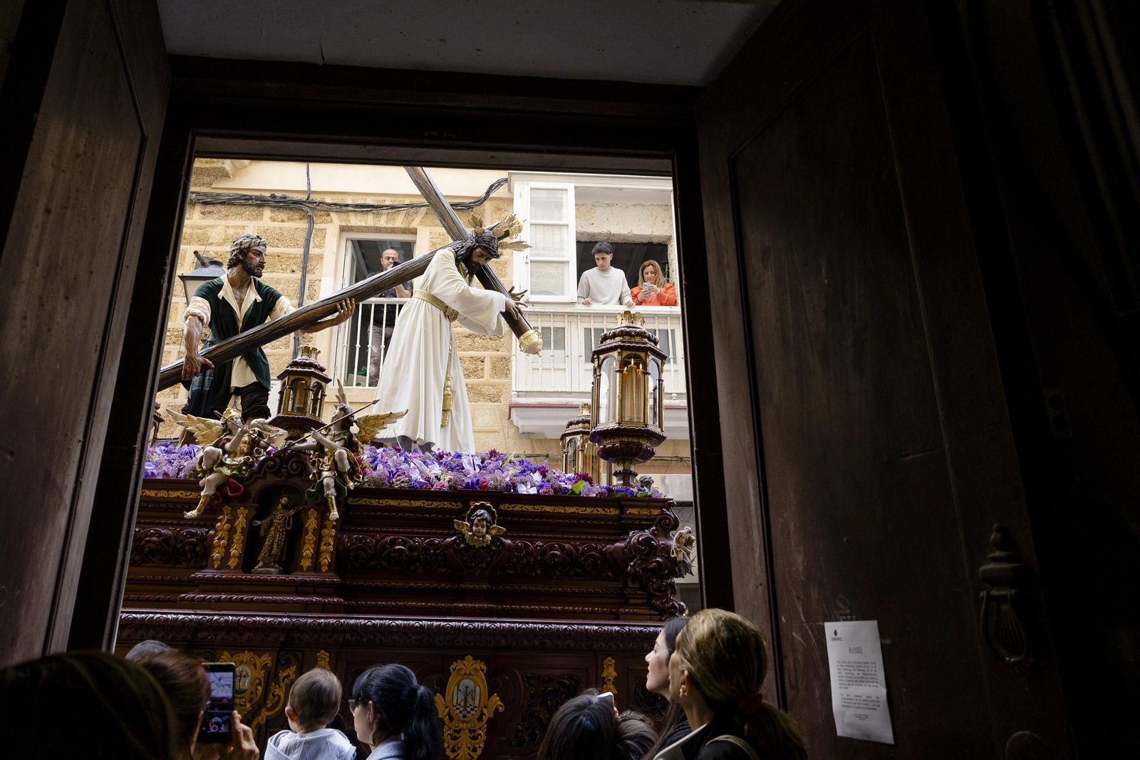 Imágenes de la salida del Nazareno del amor en la Semana Santa de Cádiz 2025