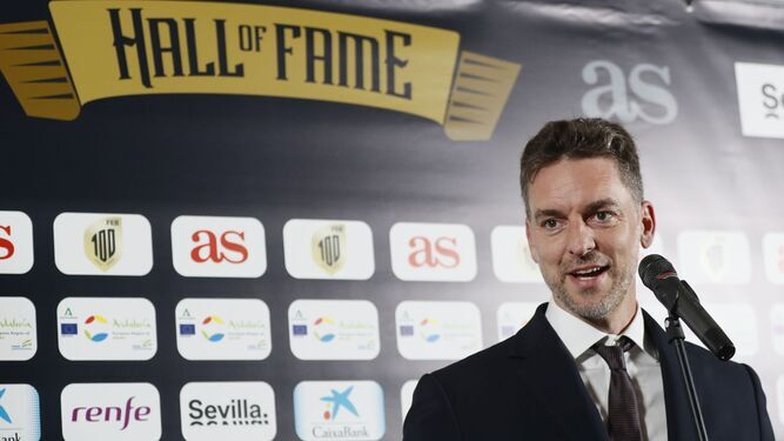 Pau Gasol se dirige a los asistentes en el Salón de la Fama del baloncesto español en Sevilla.