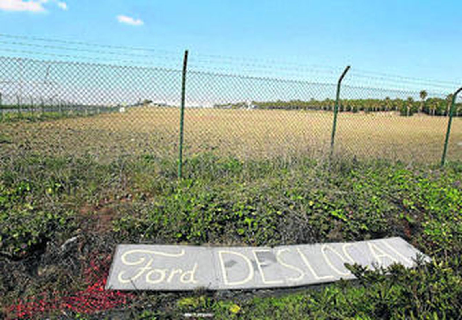 Un cartel utilizado durante las movilizaciones en Cádiz Electrónica, ayer en la entrada a la fábrica ya vacía.