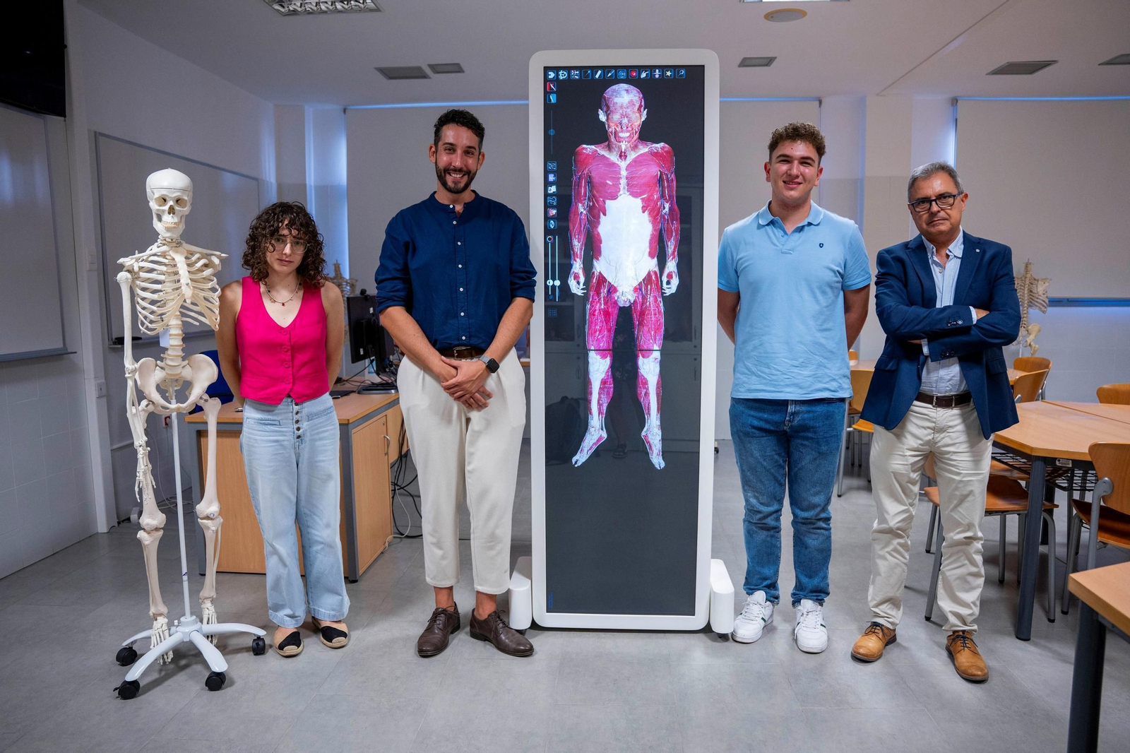 El decano de Ciencias de la Salud de la UAL junto a uno de los docentes, especialista del Hospital de Poniente que imparten clase y dos alumnos, uno de tercero y otra de cuarto curso del Grado de Medicina, en una de las salas donde la tecnología y la innovación adquieren protagonismo