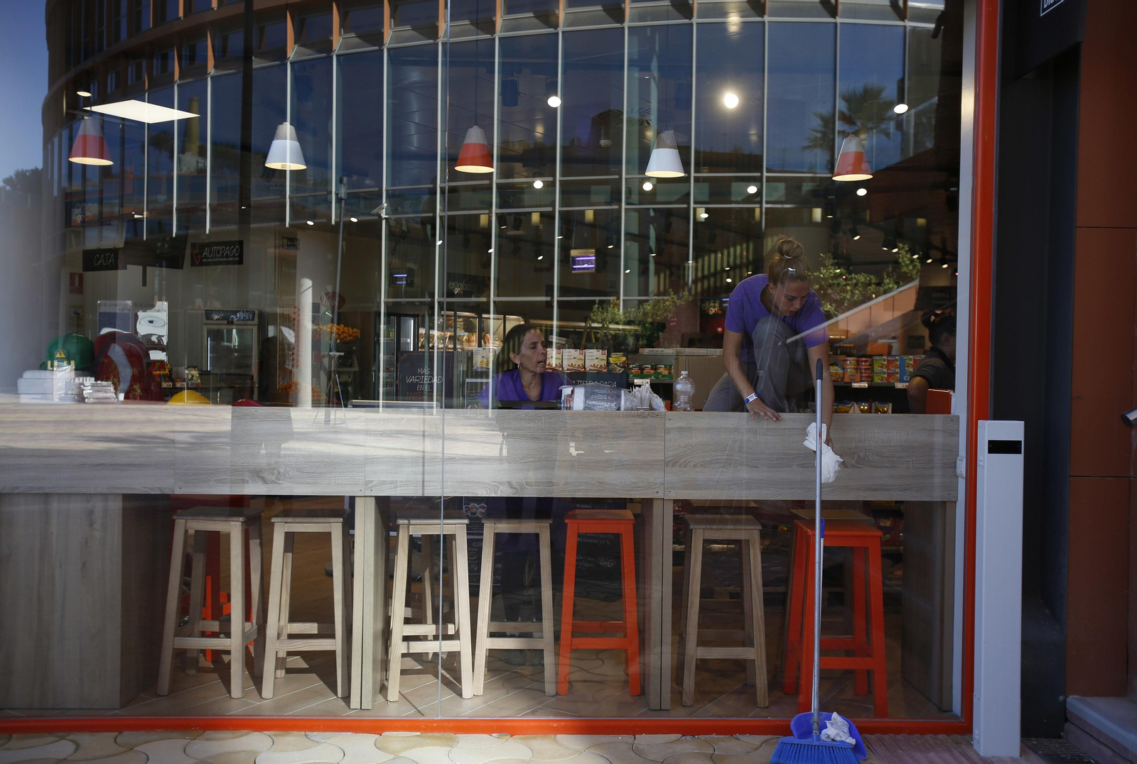 Los preparativos de la próxima apertura del centro comercial Torre Sevilla, en imágenes