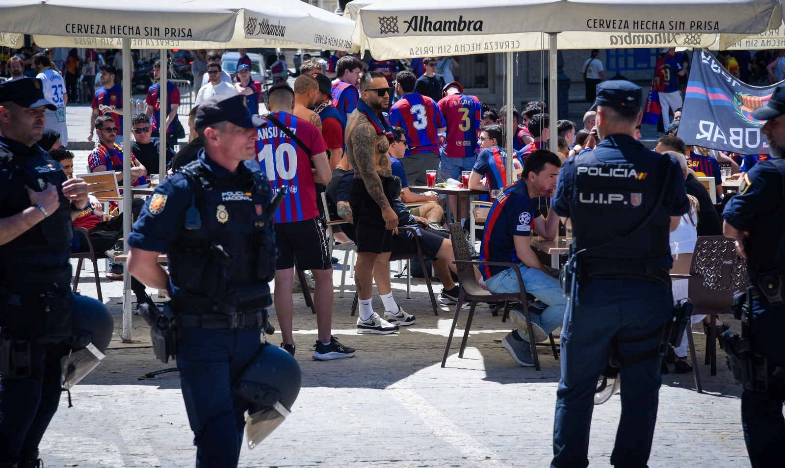 Aficionados del Madrid y del Barcelona toman las calles del centro de Sevilla