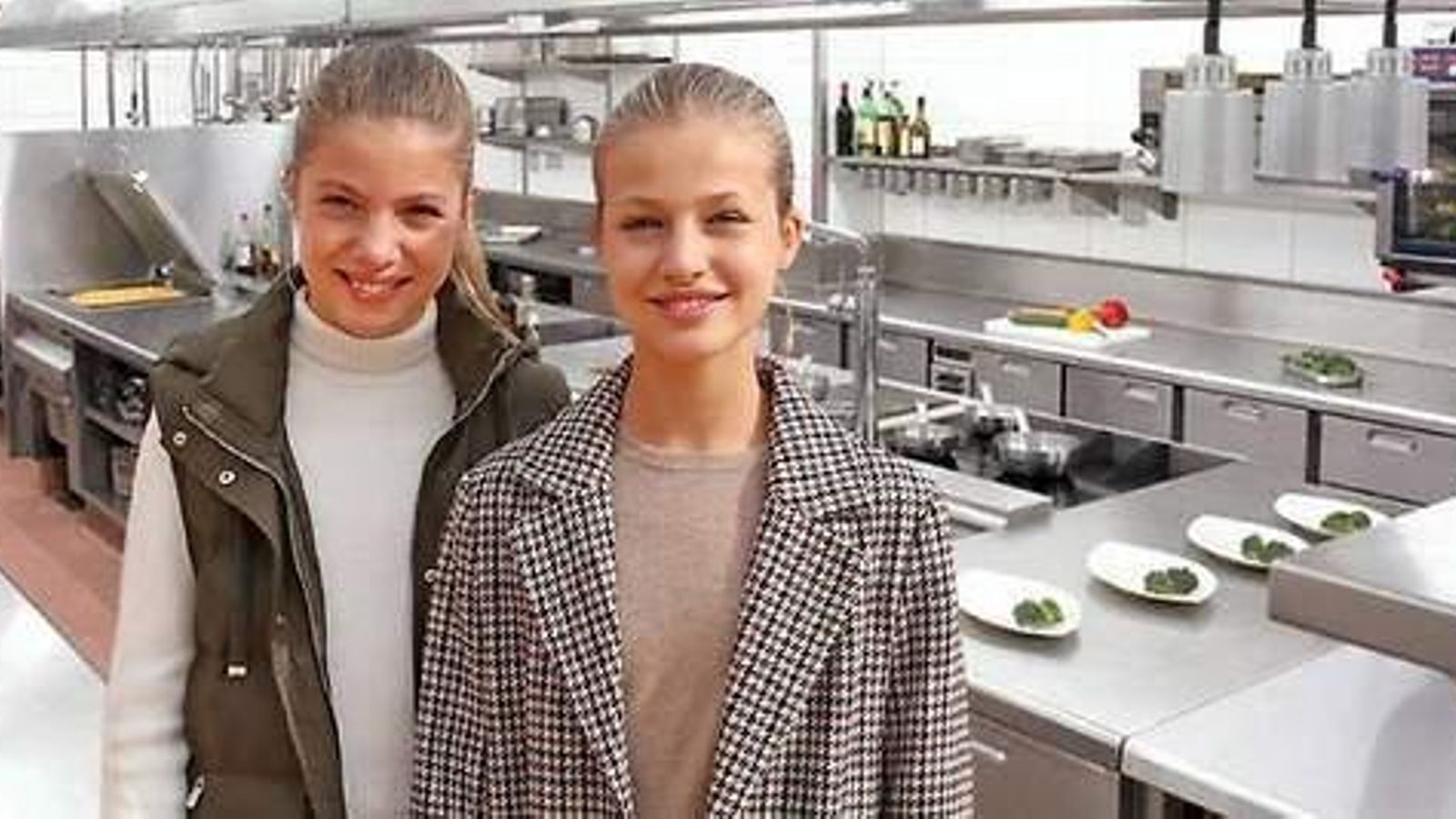 Fotomontaje de Leonor y Sofía, con una cocina de fondo.