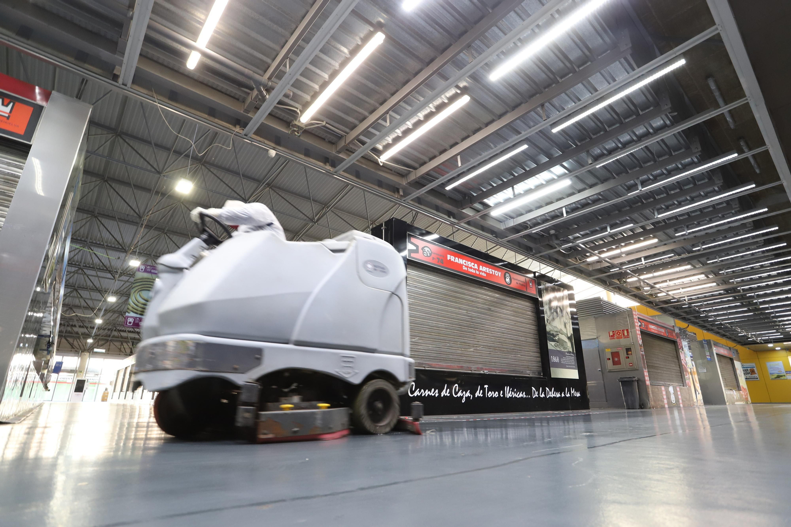 Imágenes de los trabajos de limpieza y desinfección del Mercado del Carmen en Huelva