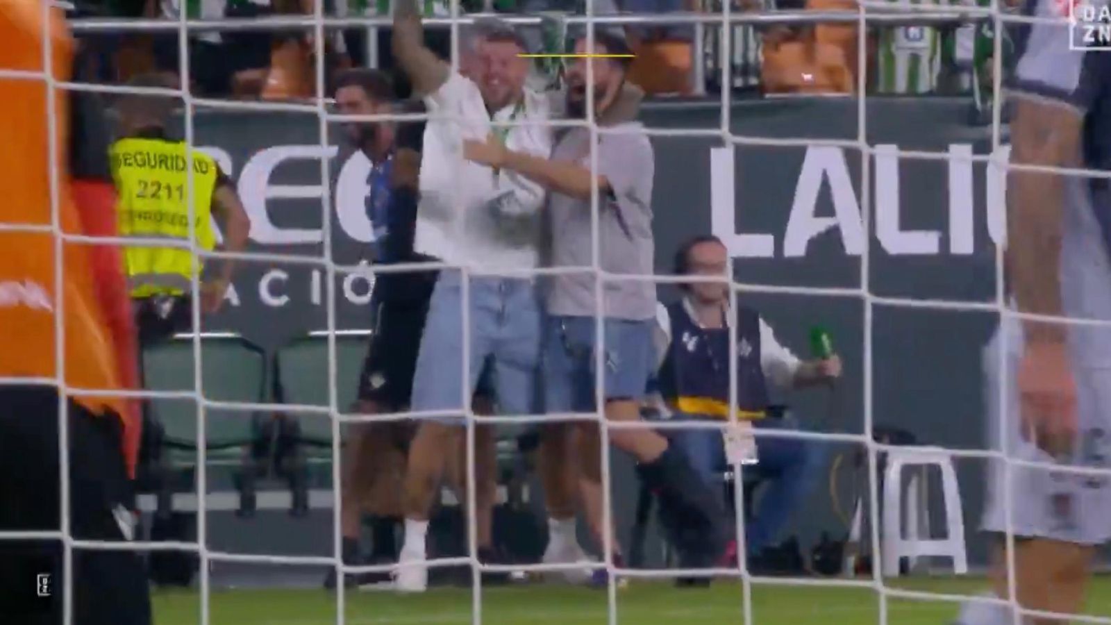 Isco celebra el gol del Betis a pesar de su lesión
