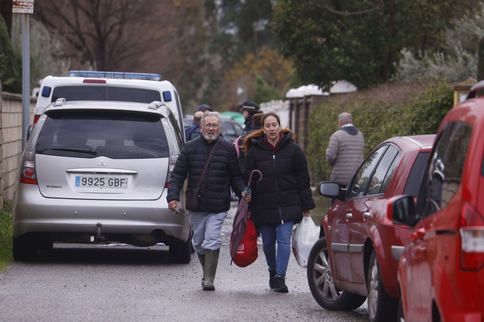 Los vecinos de Guadalvalle desalojan sus parcelas por la crecida del Guadalquivir, en imágenes