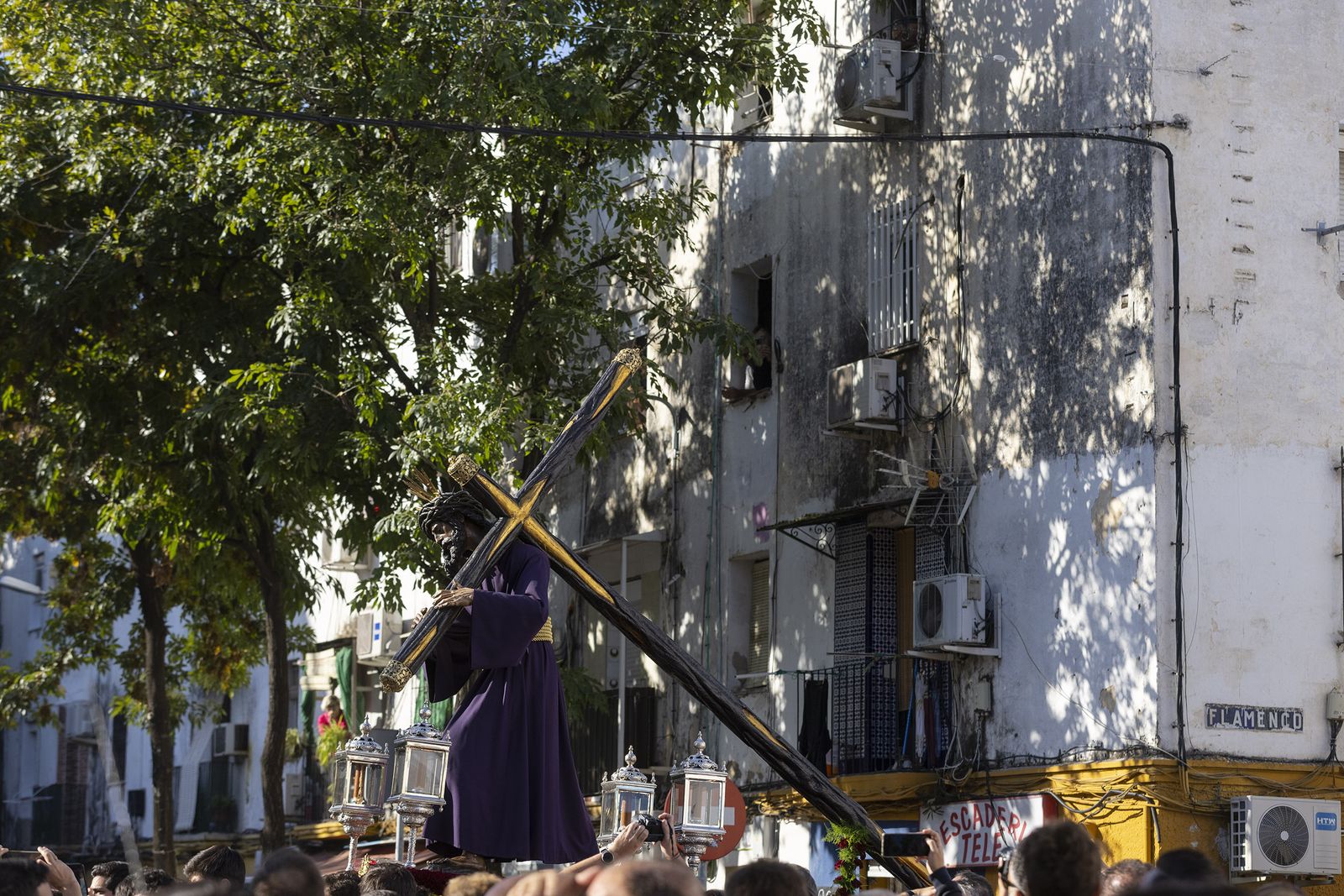 El Señor del Gran Poder por el barrio de Los Pajaritos, en imágenes.