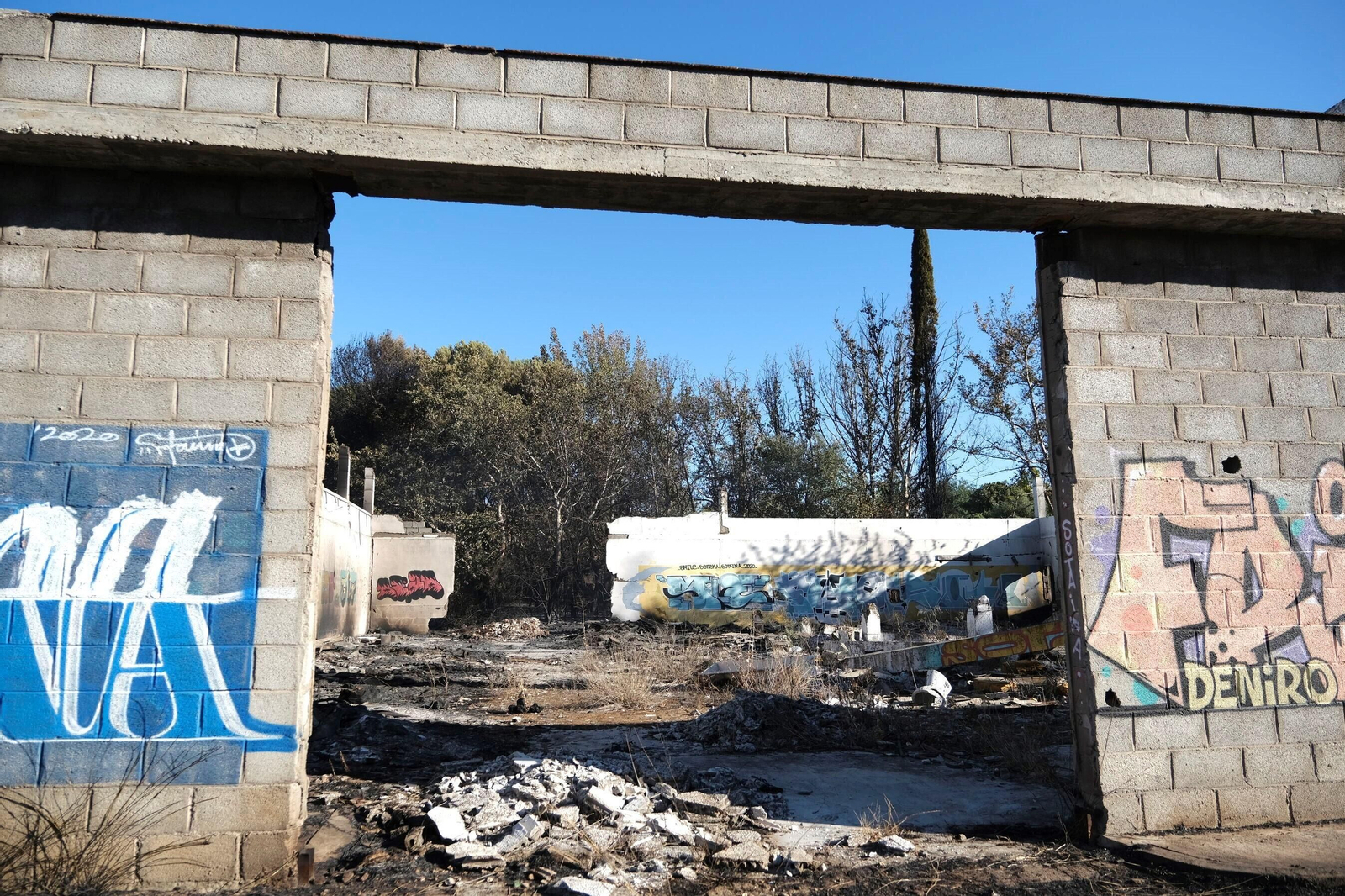 El día después del gran incendio de Chinales, en fotografías: rescoldos, humo y pérdidas El día después del gran incendio de Chinales, en fotografías: rescoldos, humo y pérdidas